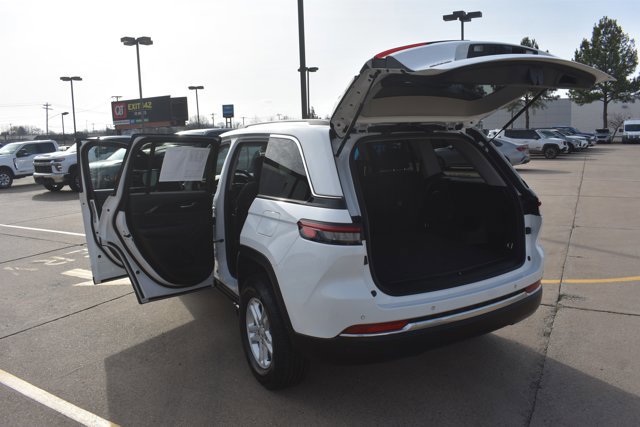 Used 2023 Jeep Grand Cherokee Laredo AWD/4WD image 18