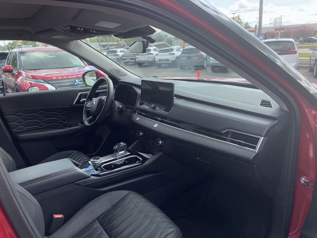 Used 2025 Mitsubishi Outlander AWD image 4