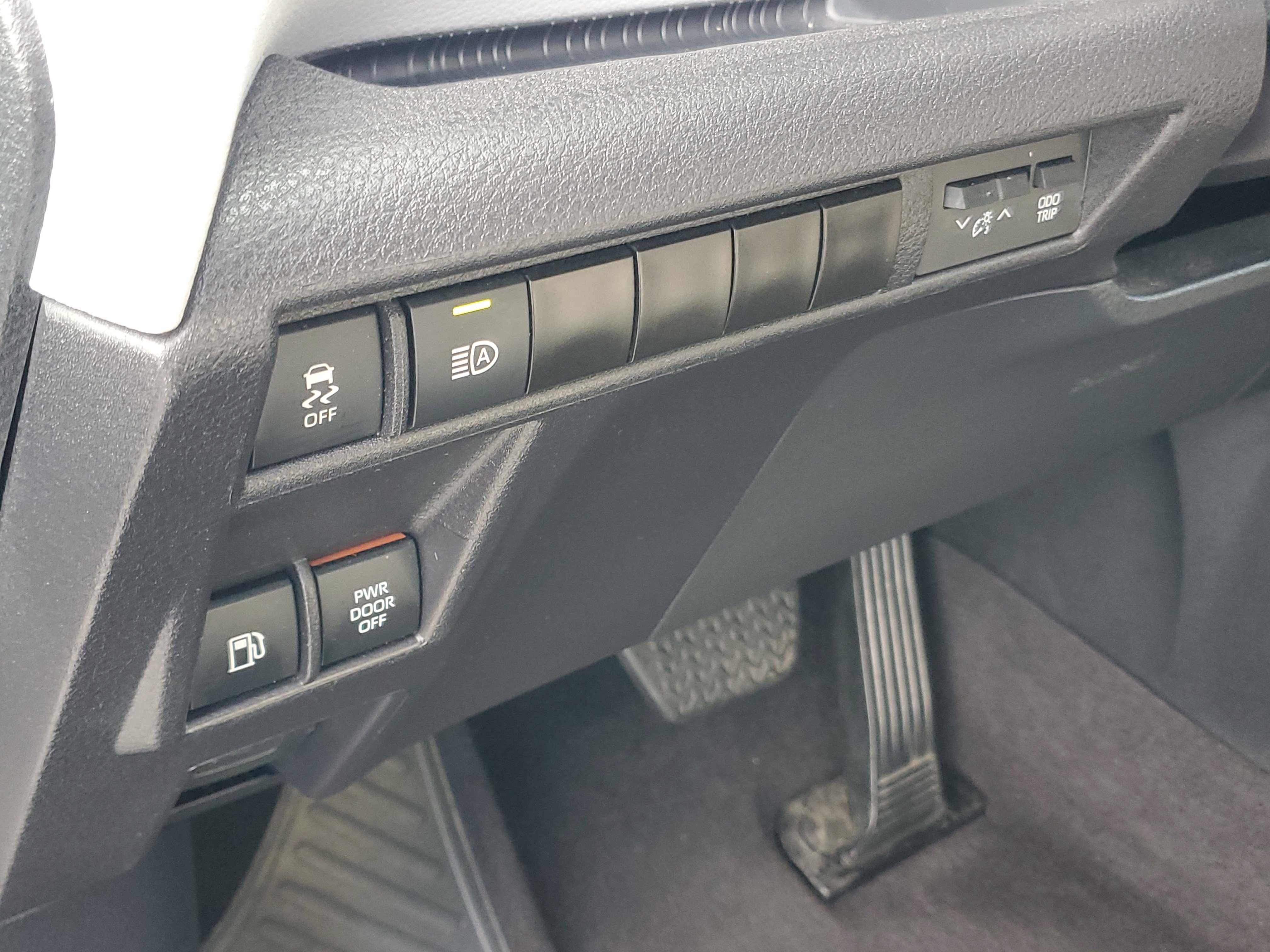 Certified 2025 Toyota Sienna XLE FWD image 23