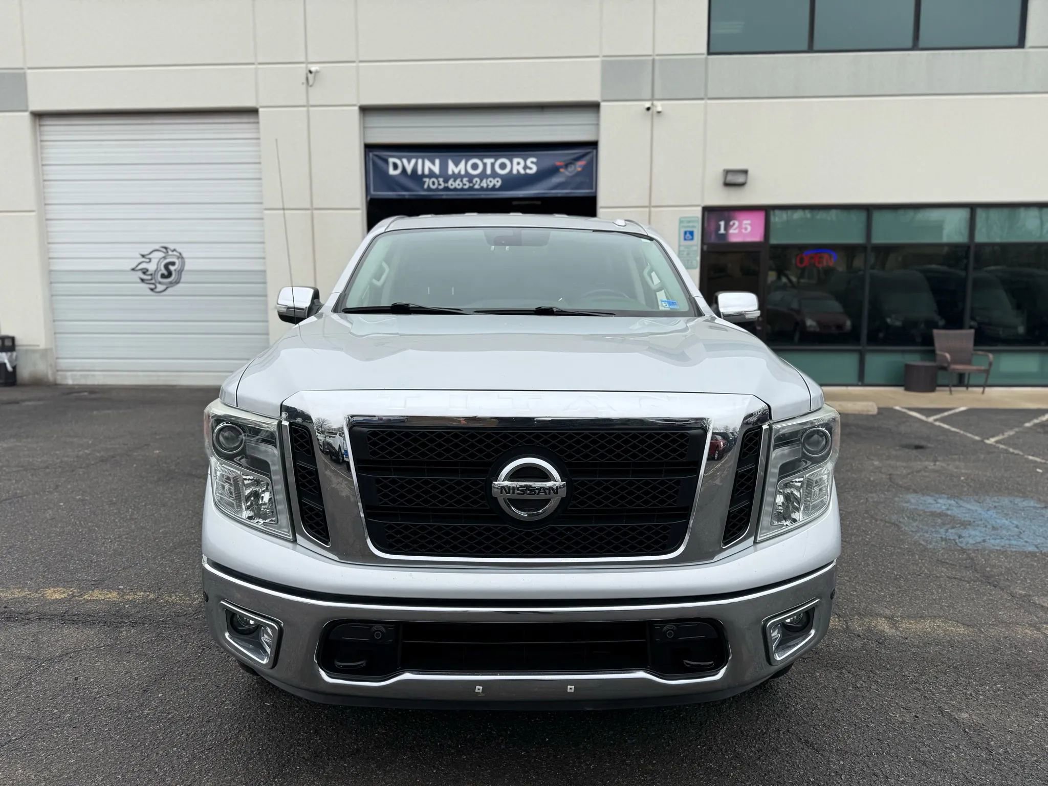 Used 2017 Nissan Titan SL image 9