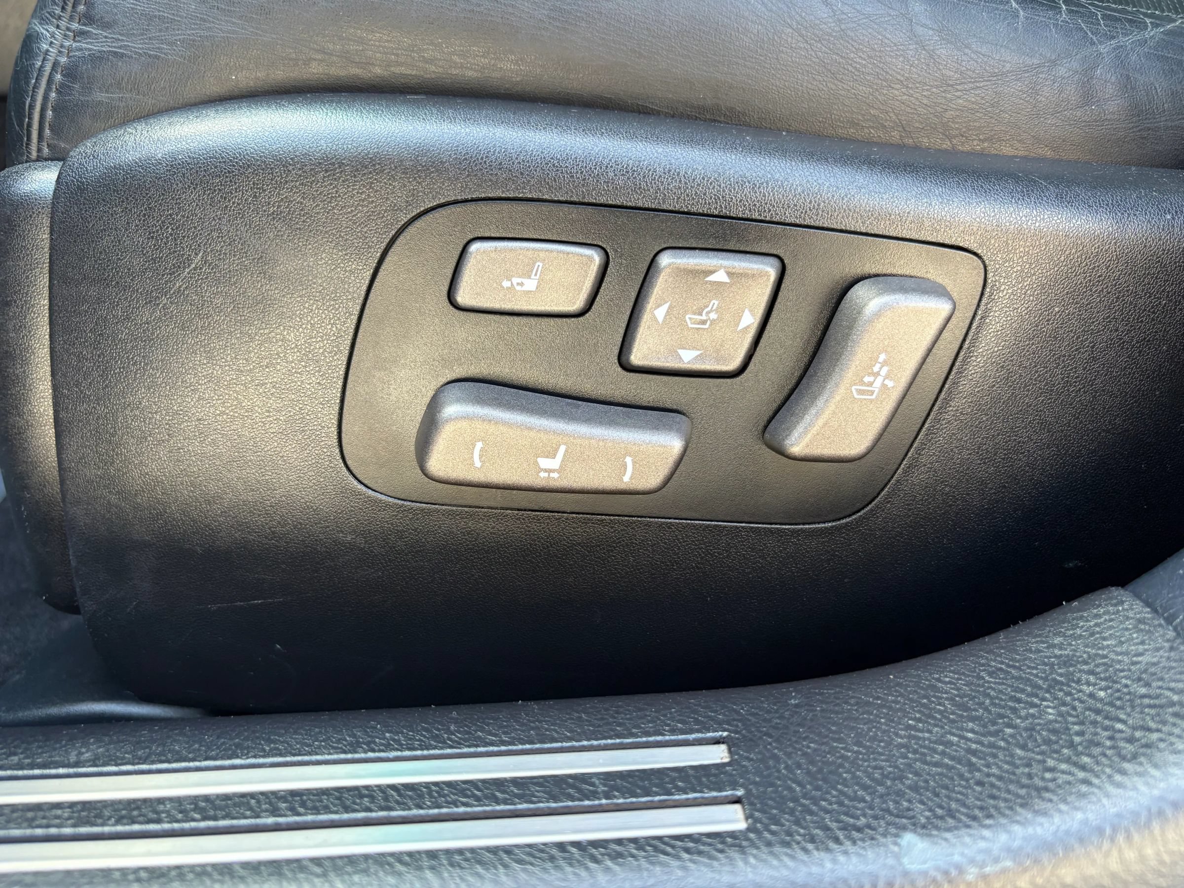 Used 2010 Lexus LS 460 w/ Comfort Pkg RWD image 17