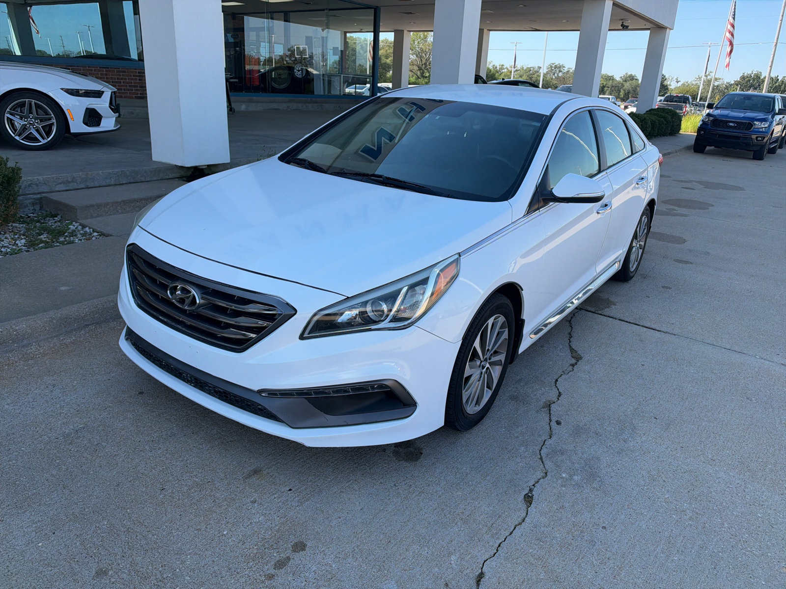 Used 2016 Hyundai Sonata Sport w/ Option Group 02 FWD image 2