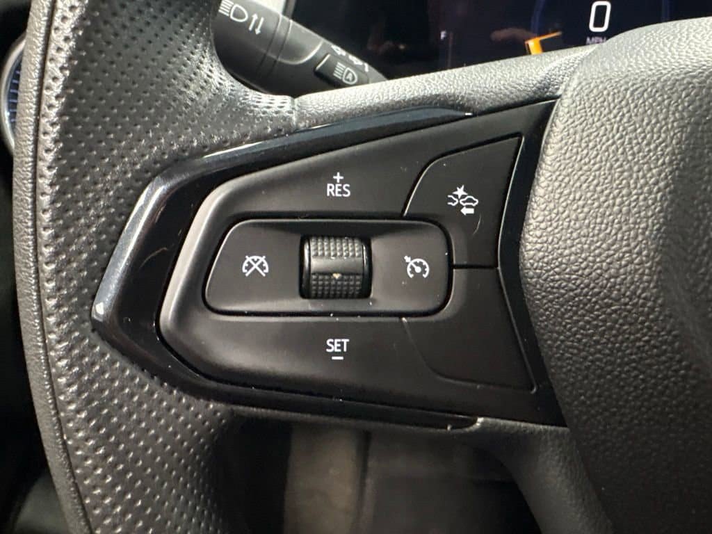 Certified 2025 Chevrolet Trax LT FWD image 32