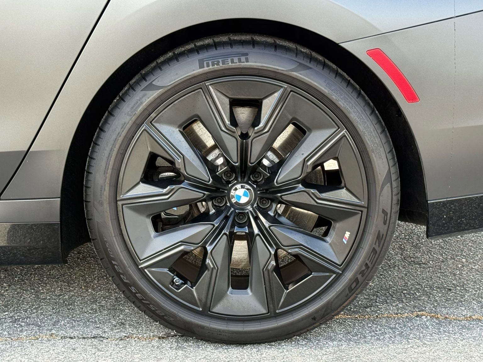 Used 2025 BMW 760i xDrive w/ Premium Package image 19