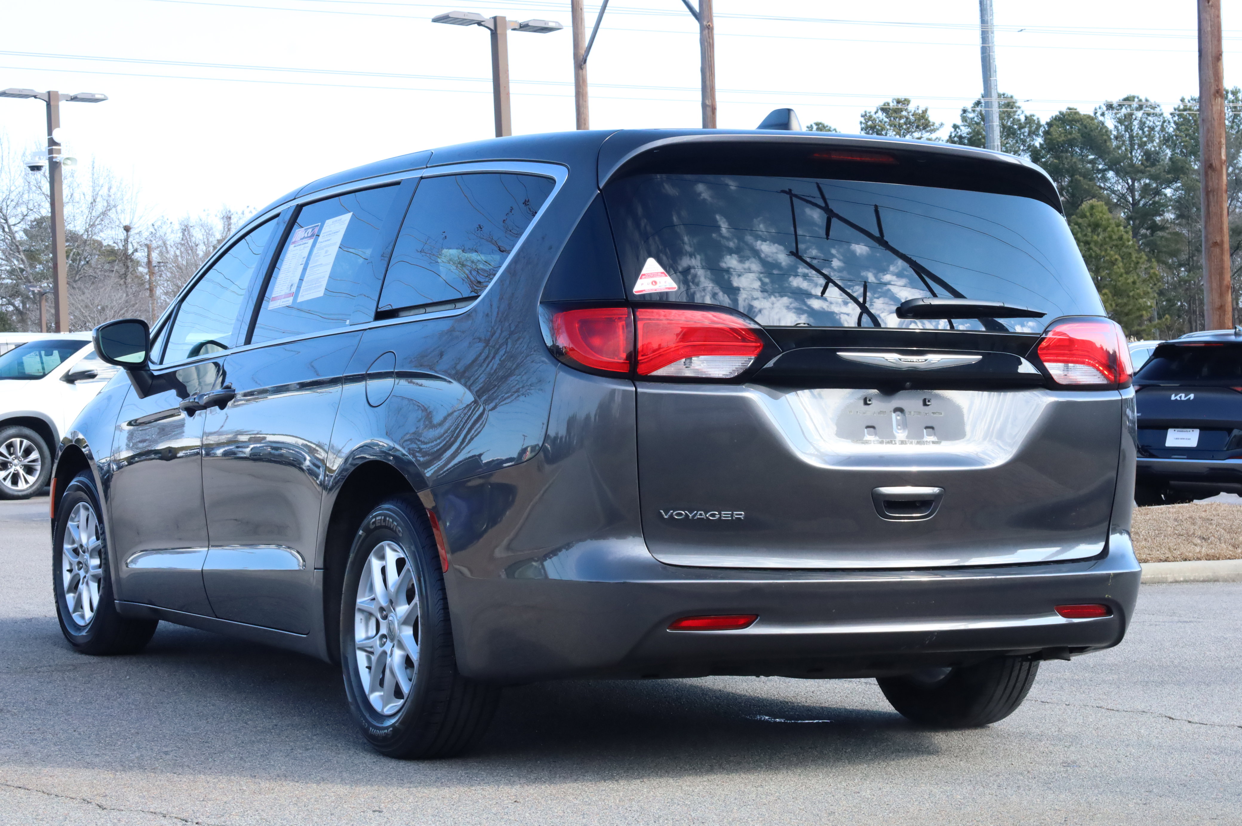 Used 2023 Chrysler Voyager LX image 3