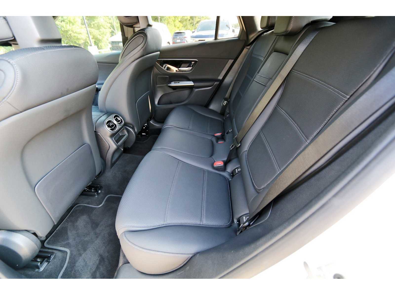 Used 2025 Mercedes-Benz GLC 300 image 12