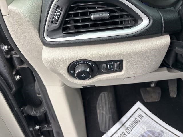 Used 2023 Chrysler Pacifica Touring-L image 19