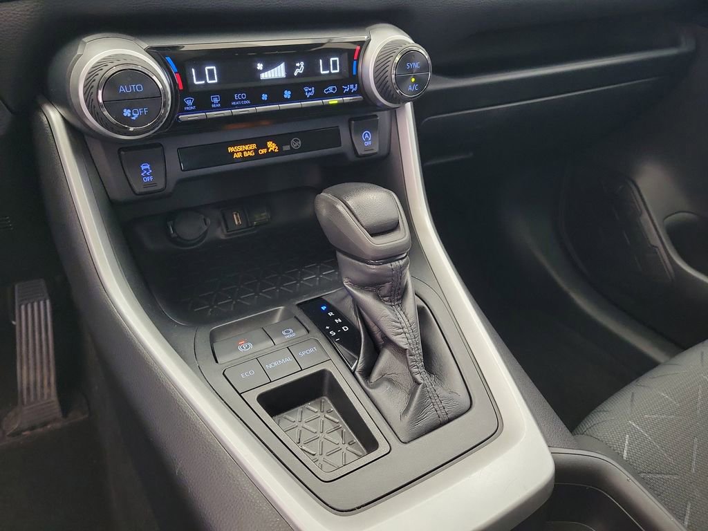 Used 2020 Toyota RAV4 XLE w/ Convenience Package FWD image 32