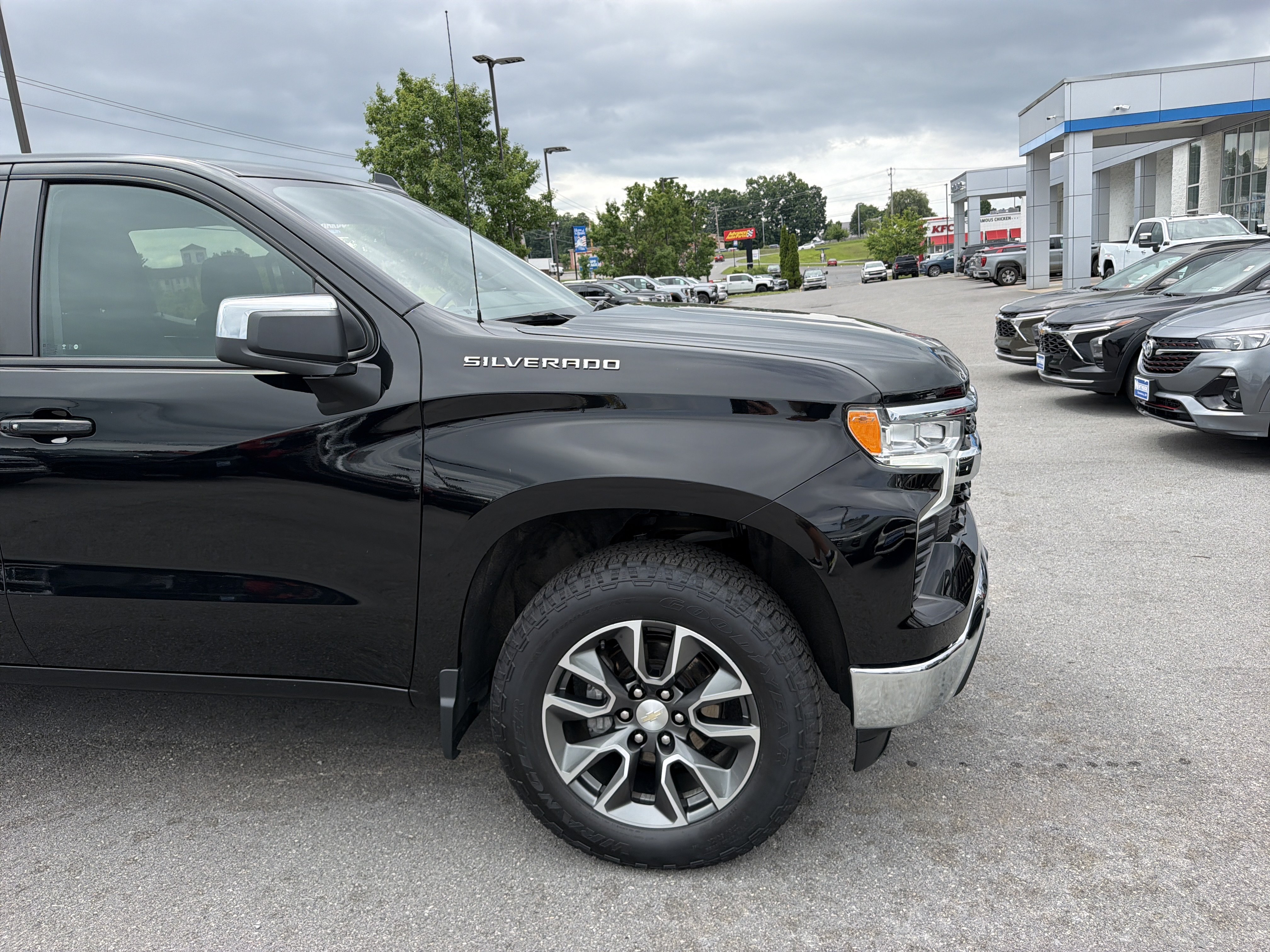Used 2023 Chevrolet Silverado 1500 LT AWD/4WD image 4
