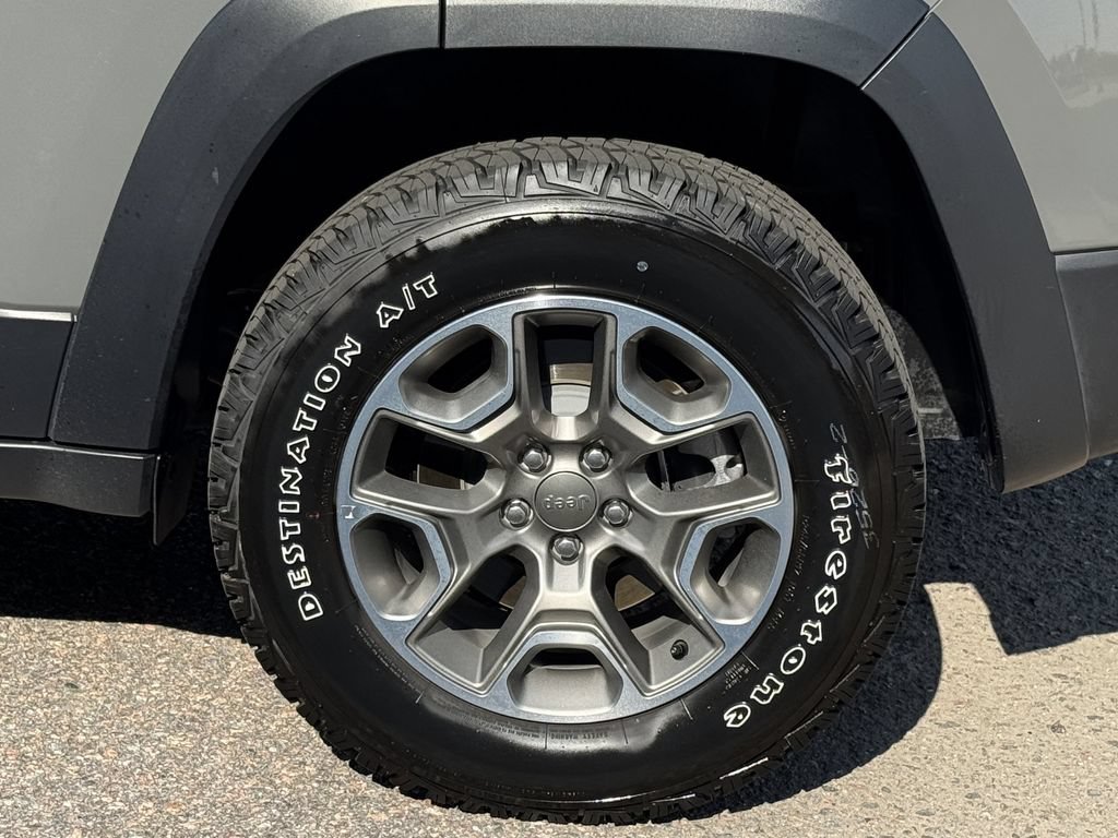 Used 2022 Jeep Cherokee Trailhawk w/ Premium Leather Package AWD/4WD image 15