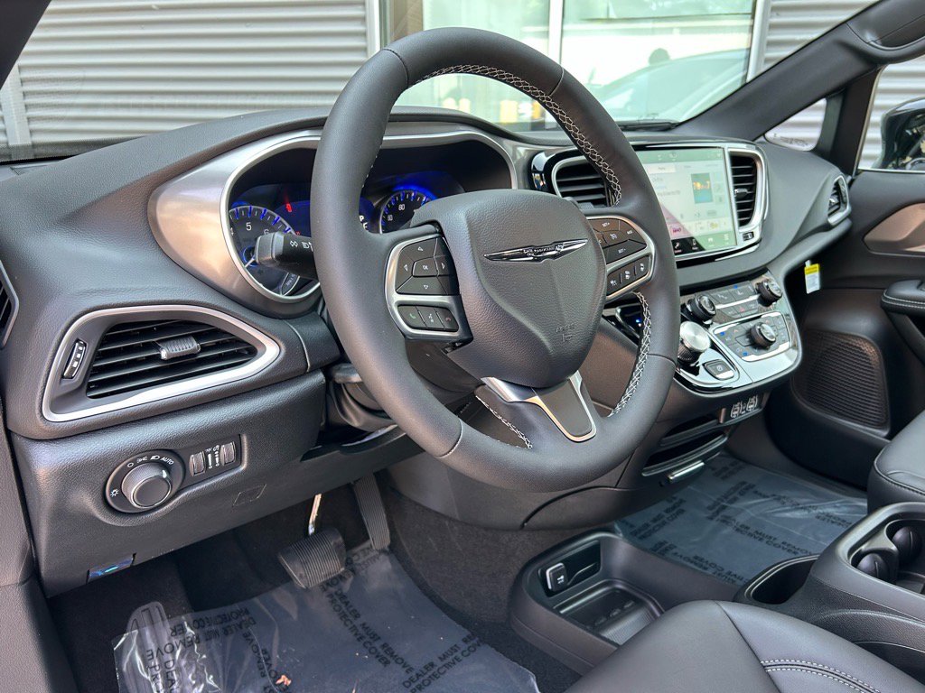 New 2025 Chrysler Voyager LX image 12