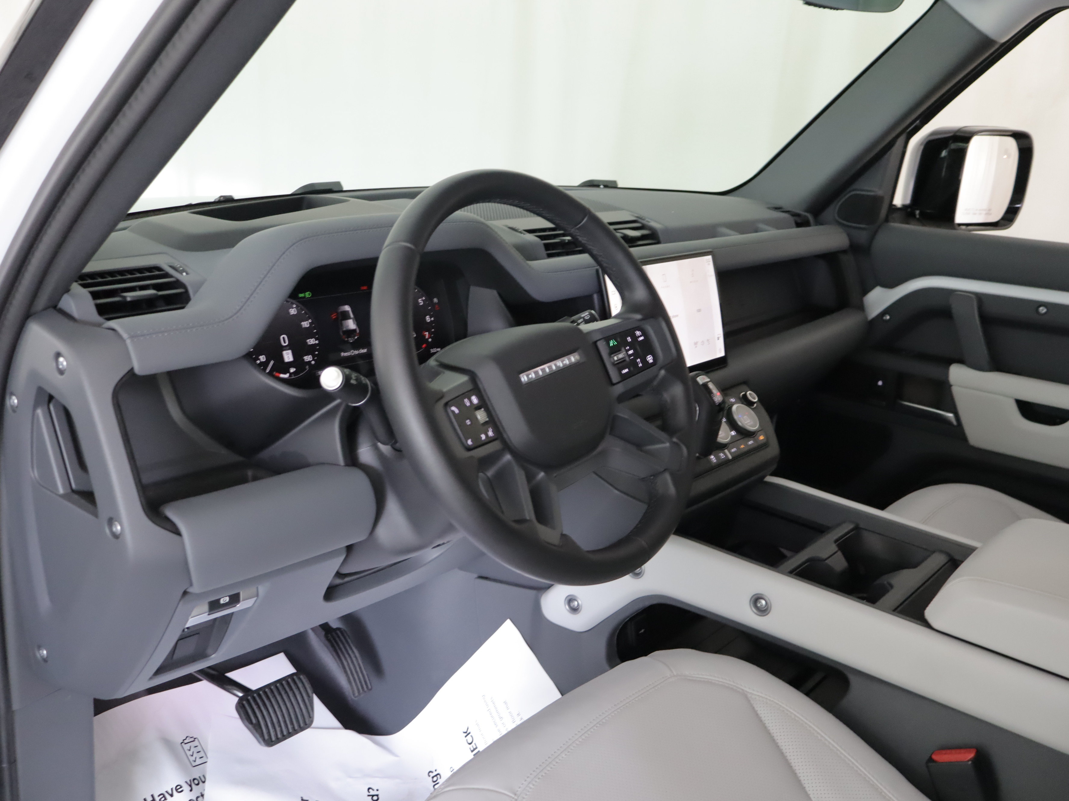 Used 2025 Land Rover Defender 110 X-Dynamic SE AWD/4WD image 12