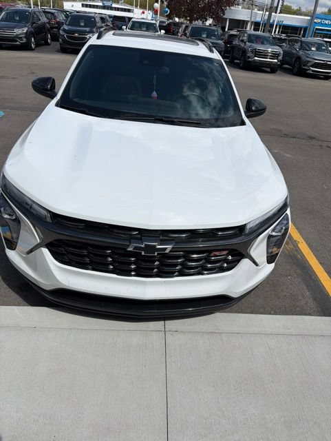 Used 2024 Chevrolet Trax RS w/ Sunroof Package FWD image 2