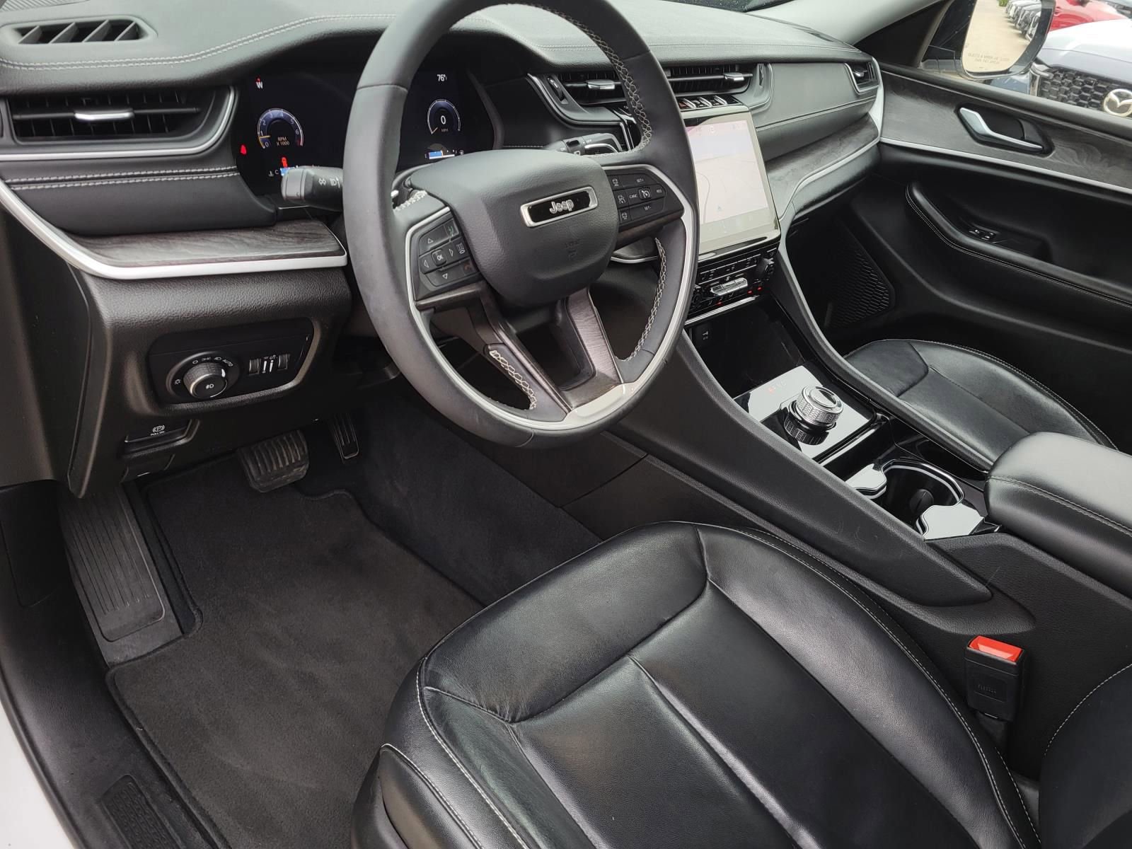 Used 2023 Jeep Grand Cherokee Limited w/ Black Appearance Package image 18