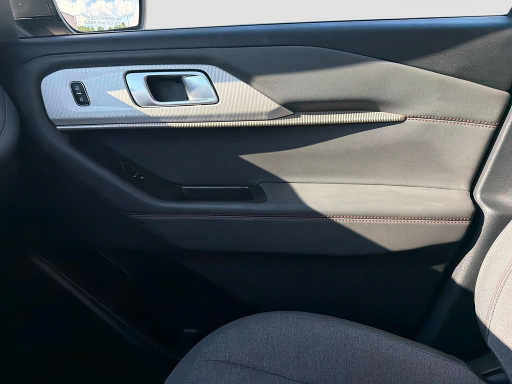 Used 2025 Ford Explorer Active AWD/4WD image 23