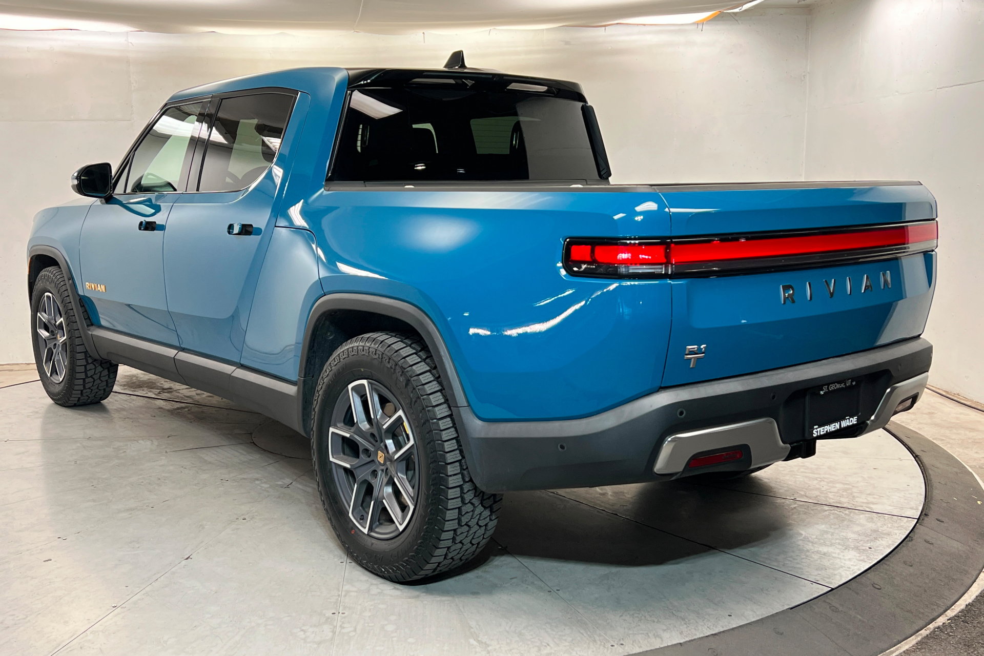 Used 2023 Rivian R1T Adventure Dual AWD/4WD image 3