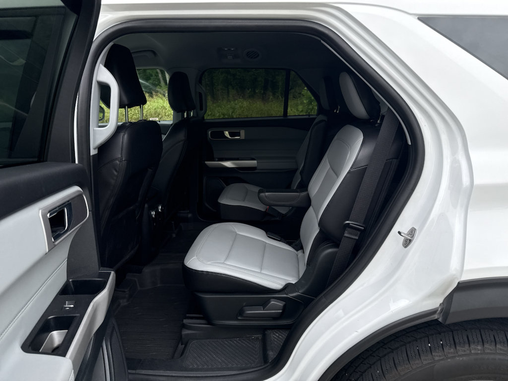Used 2021 Ford Explorer XLT w/ Equipment Group 202A AWD/4WD image 9