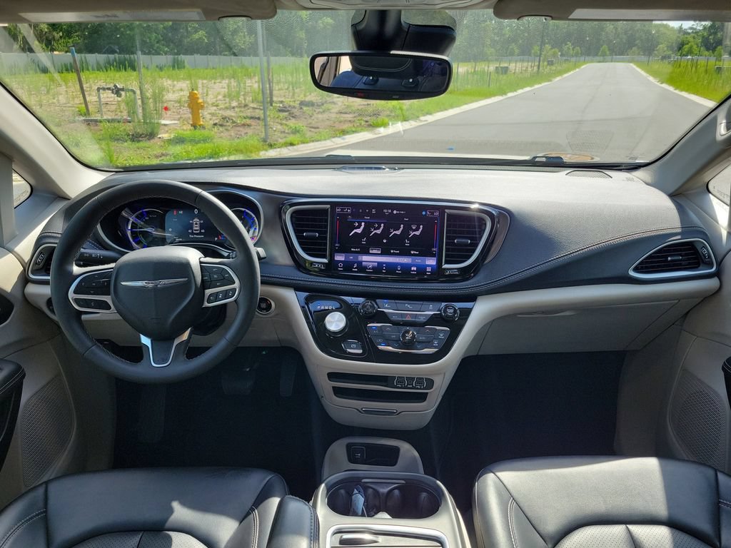 Used 2024 Chrysler Pacifica Limited FWD image 29