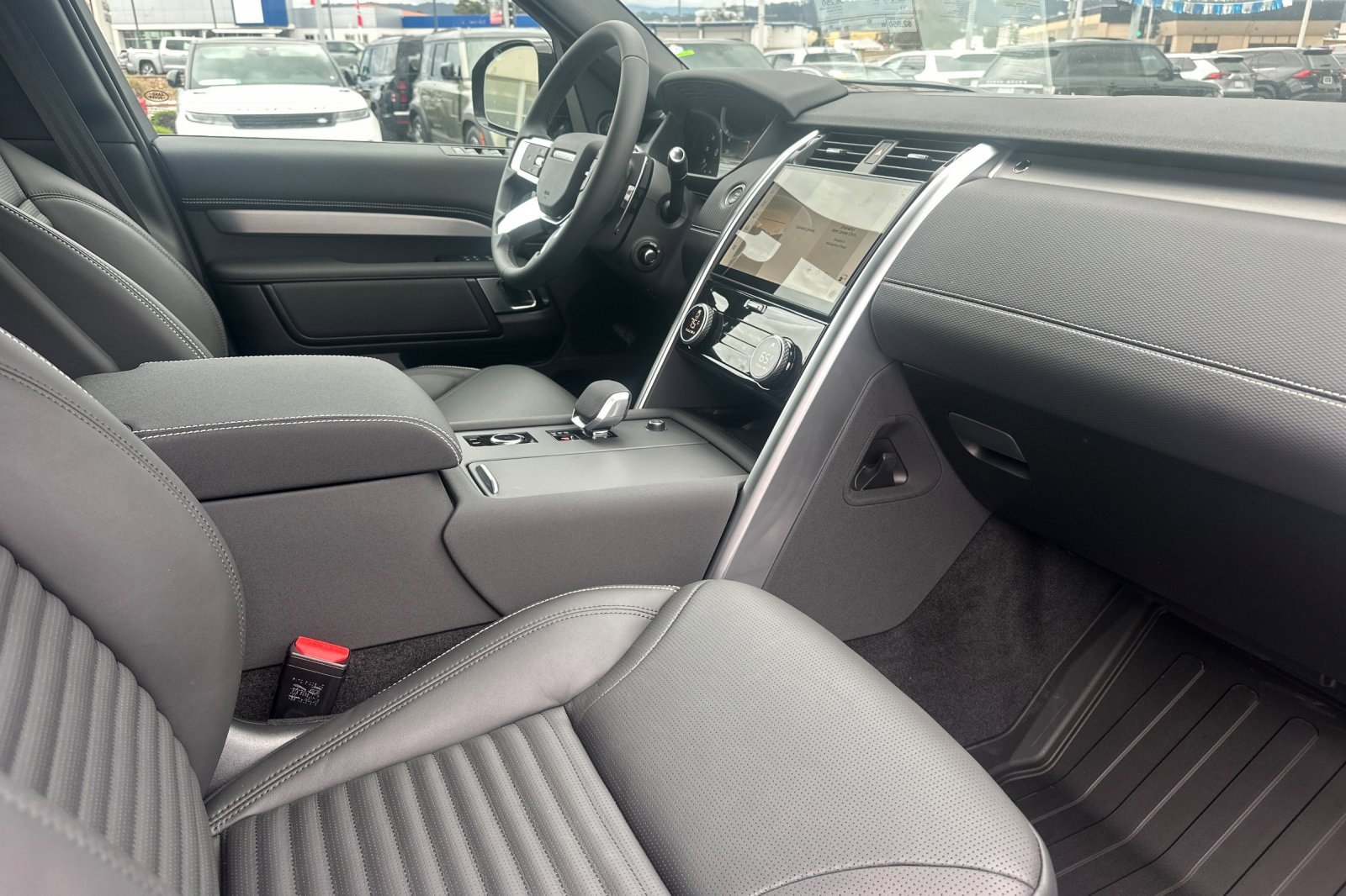 New 2026 Land Rover Discovery Dynamic SE image 15