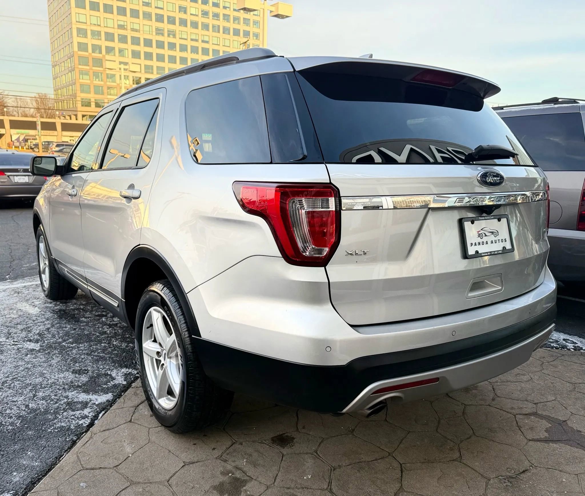 Used 2016 Ford Explorer XLT w/ Equipment Group 202A image 5