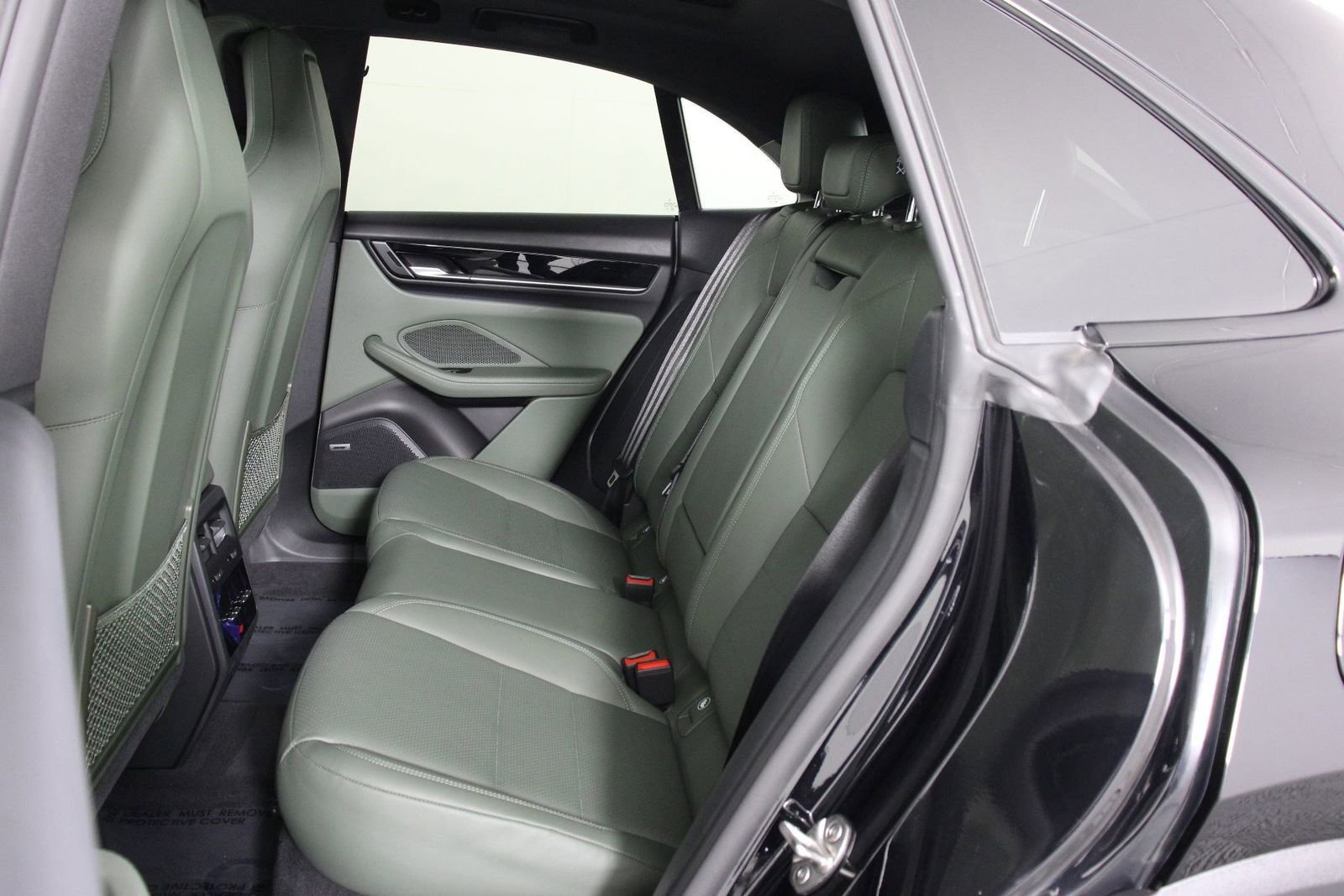 Certified 2025 Porsche Macan 4 Electric AWD/4WD image 31