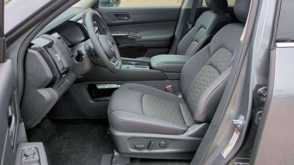 Used 2025 Nissan Pathfinder SV FWD image 11