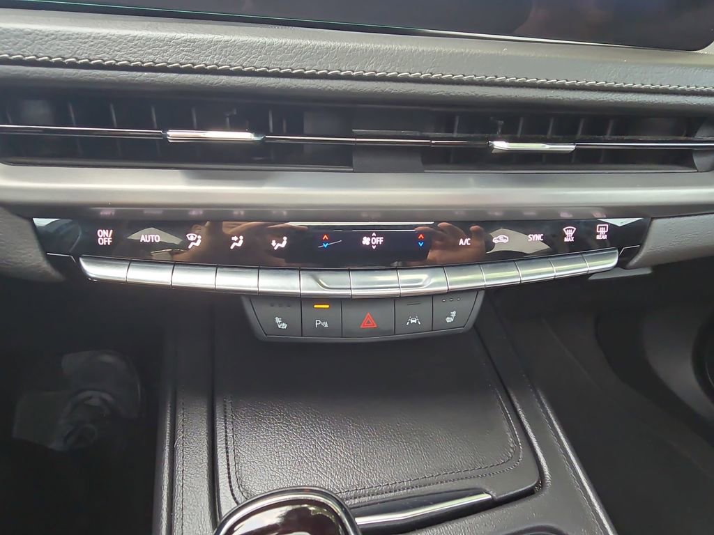 Used 2024 Cadillac XT4 Luxury w/ Cold Weather Package FWD image 24