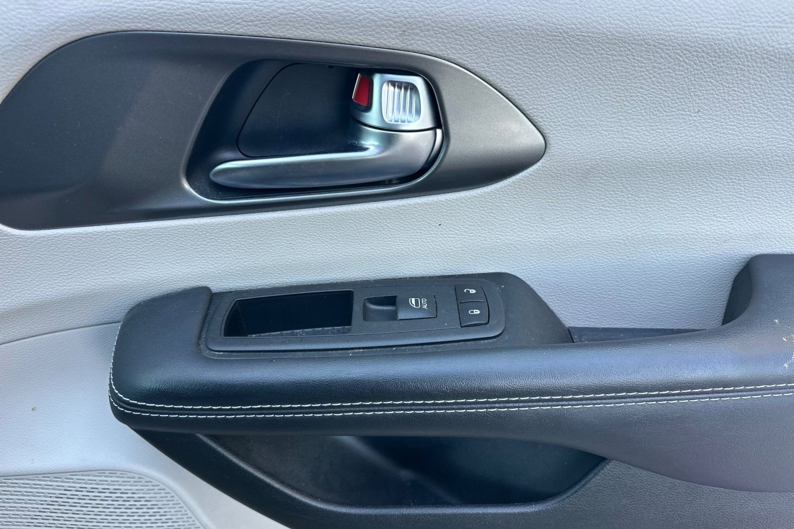 Used 2023 Chrysler Pacifica Touring-L image 20