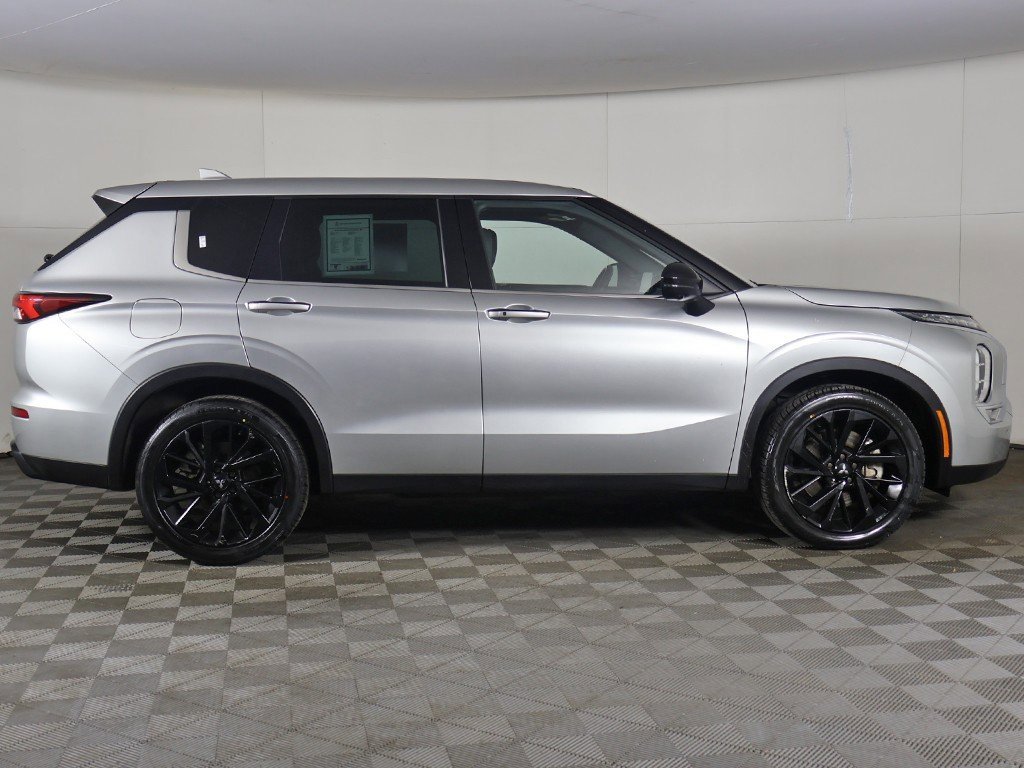 Used 2023 Mitsubishi Outlander SE image 19