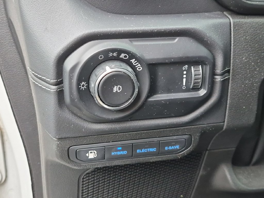 Used 2024 Jeep Wrangler Unlimited Sahara w/ Technology Group AWD/4WD image 11