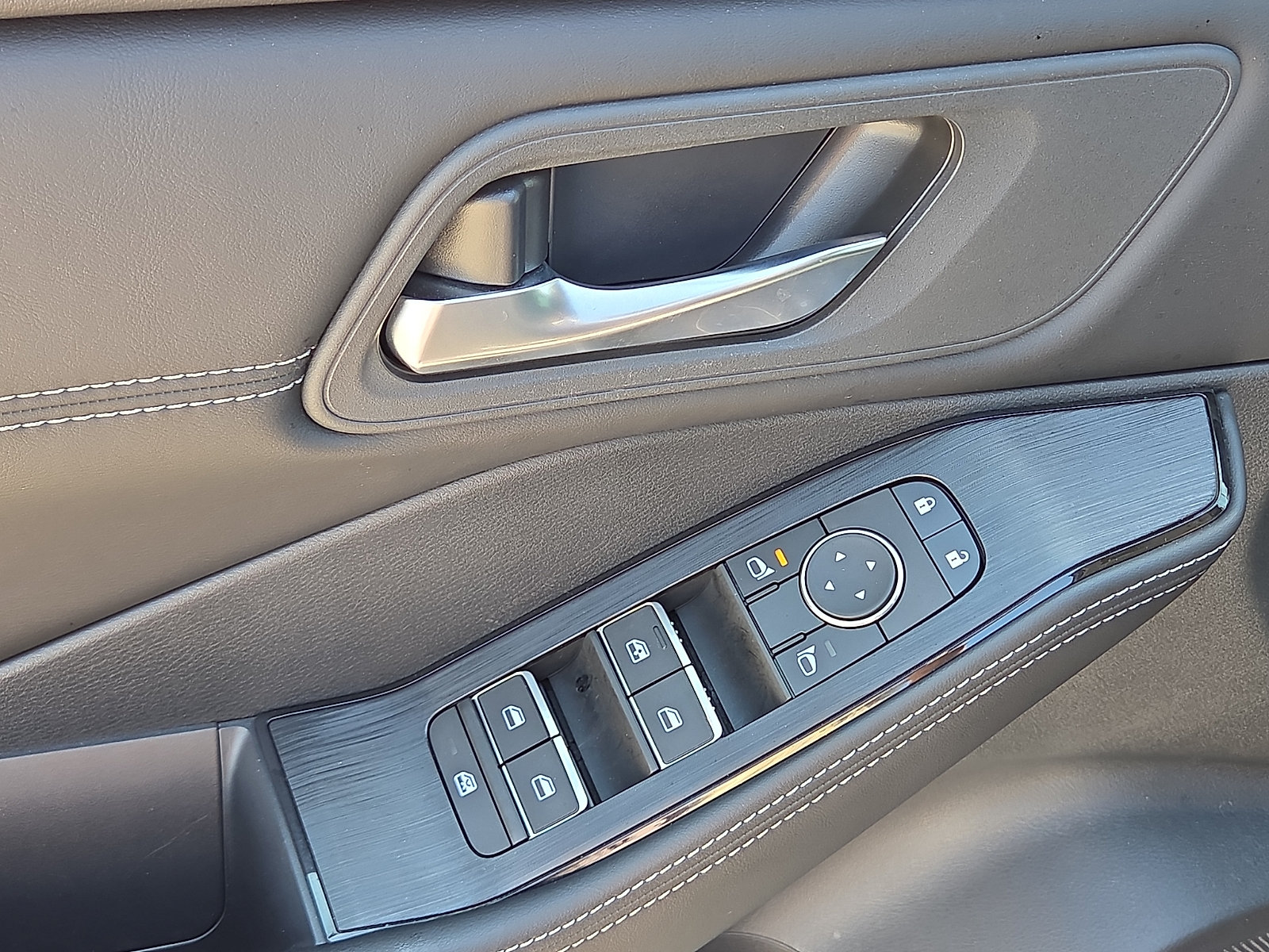 Used 2025 Nissan Rogue SL AWD/4WD image 13