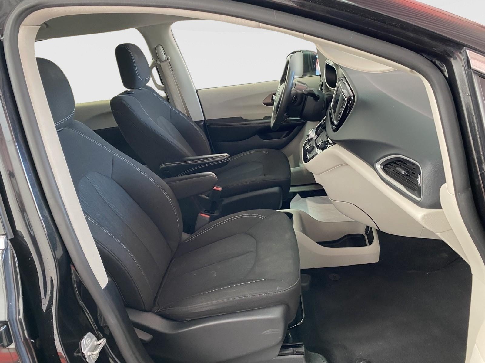 Used 2022 Chrysler Voyager LX FWD image 9