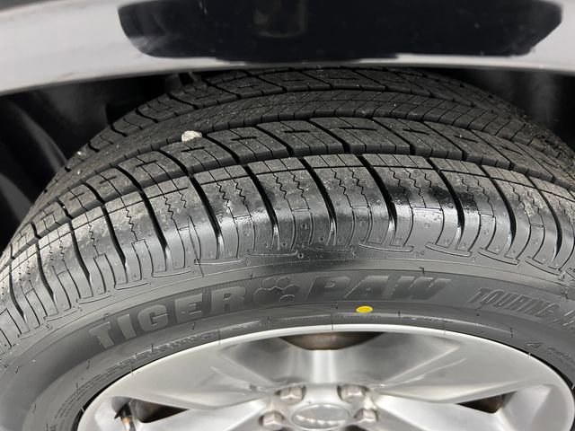 Used 2016 Dodge Challenger SXT image 16