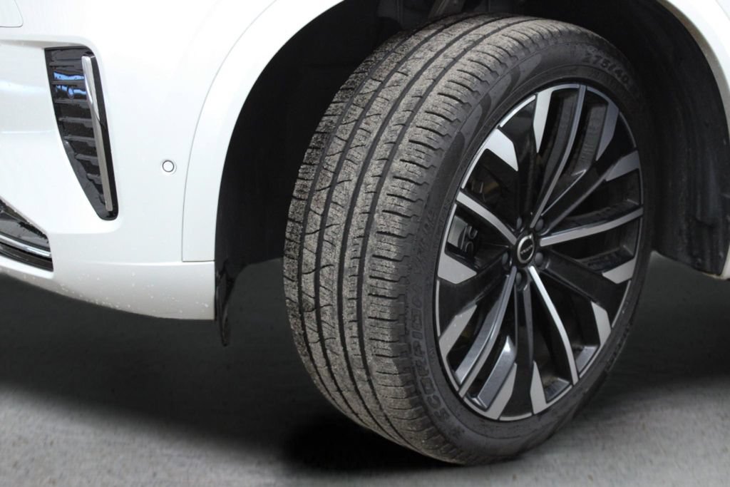 Certified 2025 Volvo XC90 B5 Ultra AWD/4WD image 50
