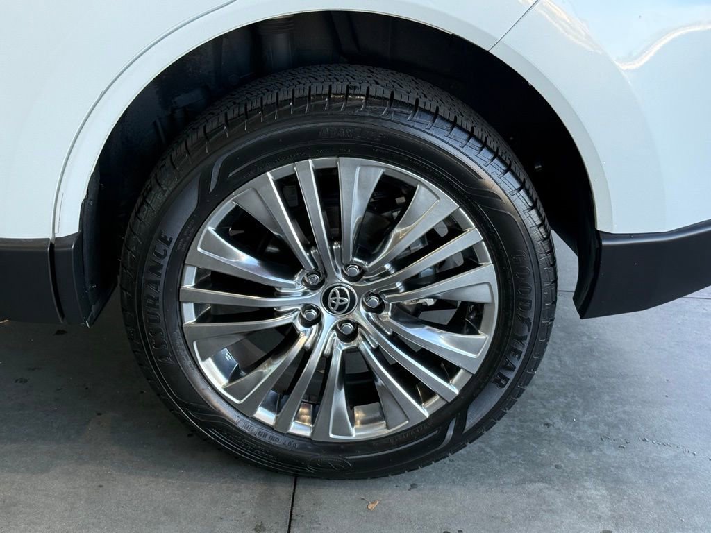 Certified 2023 Toyota Venza XLE image 18