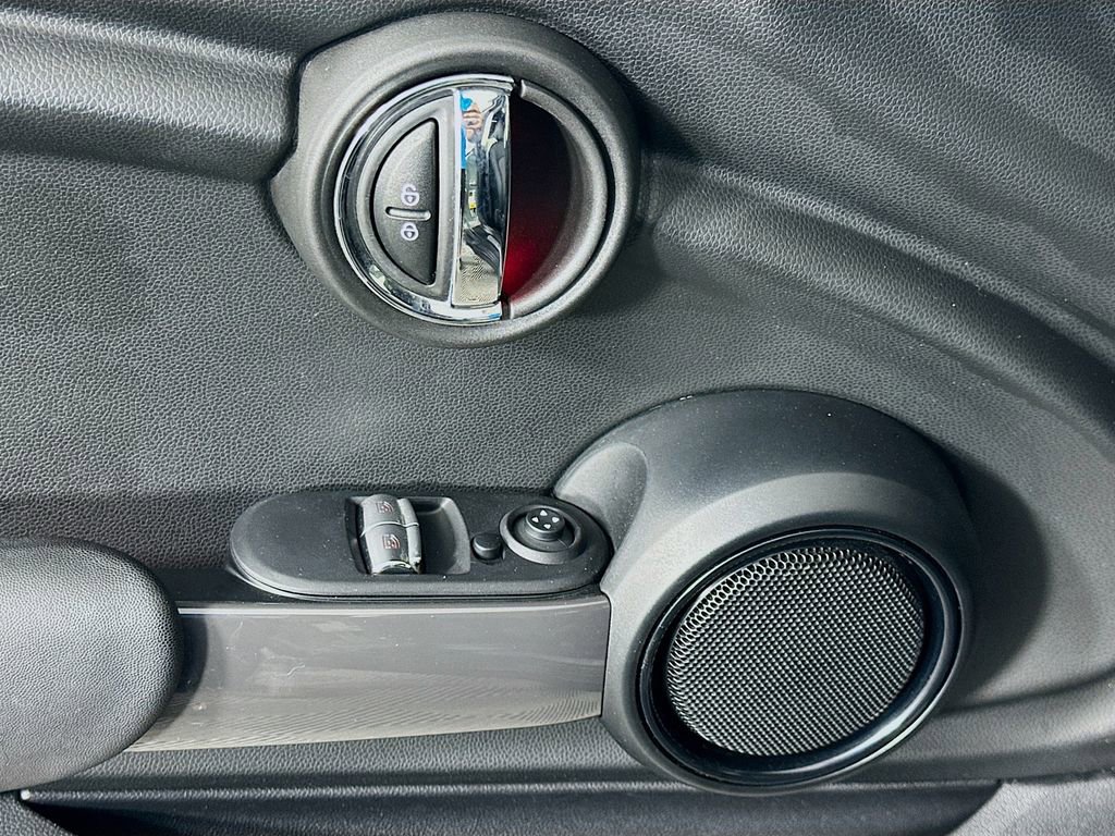 Used 2021 MINI Cooper 2-Door Hardtop w/ Storage Package image 17