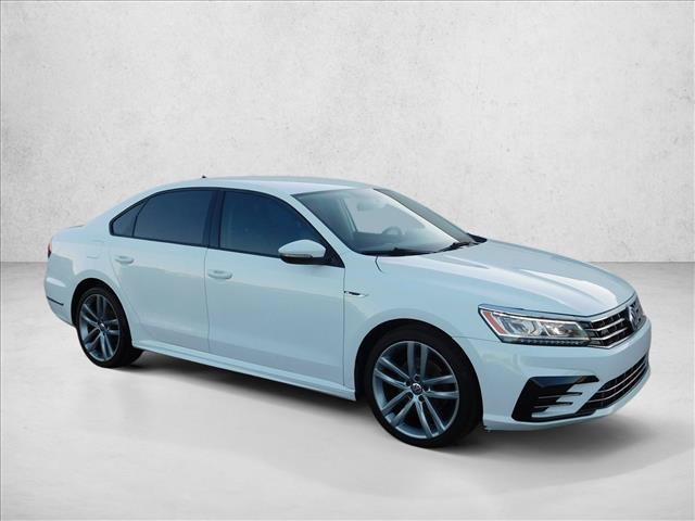 Used 2018 Volkswagen Passat 2.0T R-Line w/ R-Line Lighting Package FWD image 3