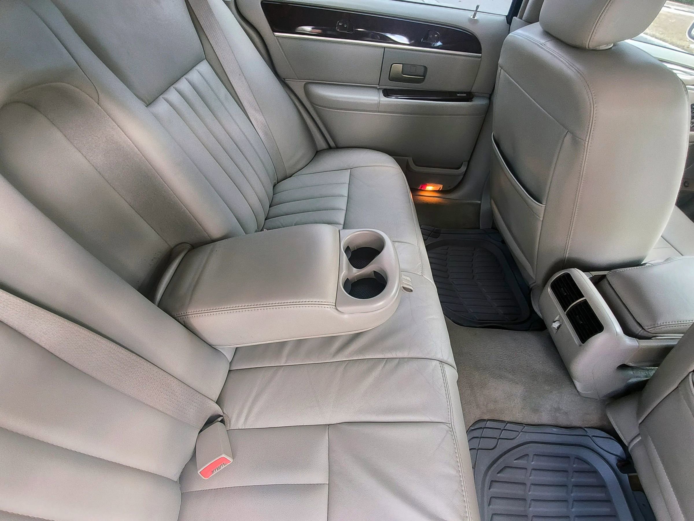 Used 2006 Lincoln Town Car Signature image 10