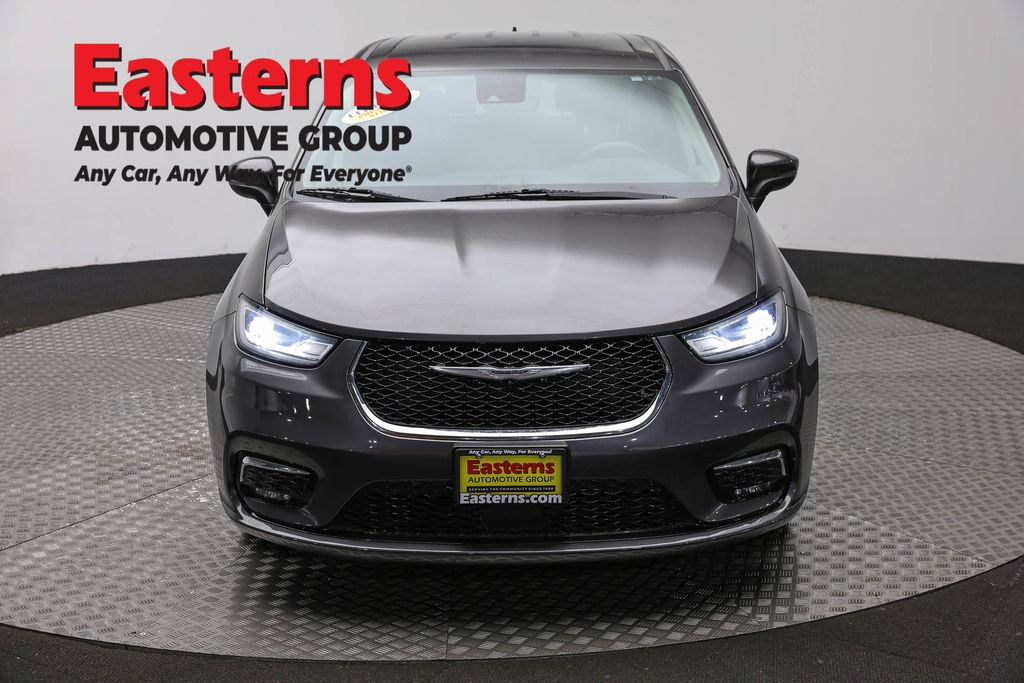 Used 2023 Chrysler Pacifica Touring-L FWD image 2
