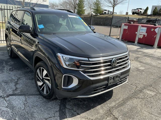 Used 2025 Volkswagen Atlas SE image 3