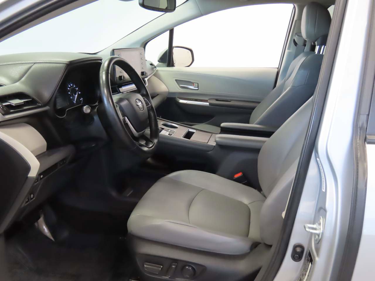 Used 2022 Toyota Sienna XLE FWD image 15