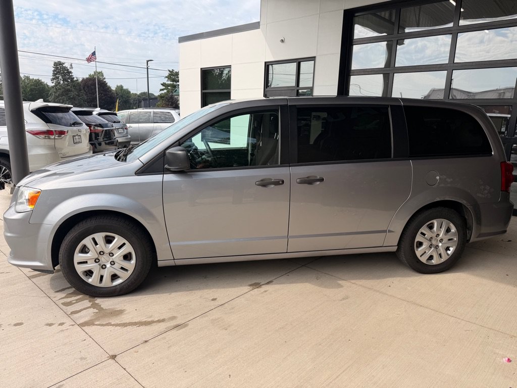 Used 2020 Dodge Grand Caravan SE w/ UConnect Hands-Free Group FWD image 4