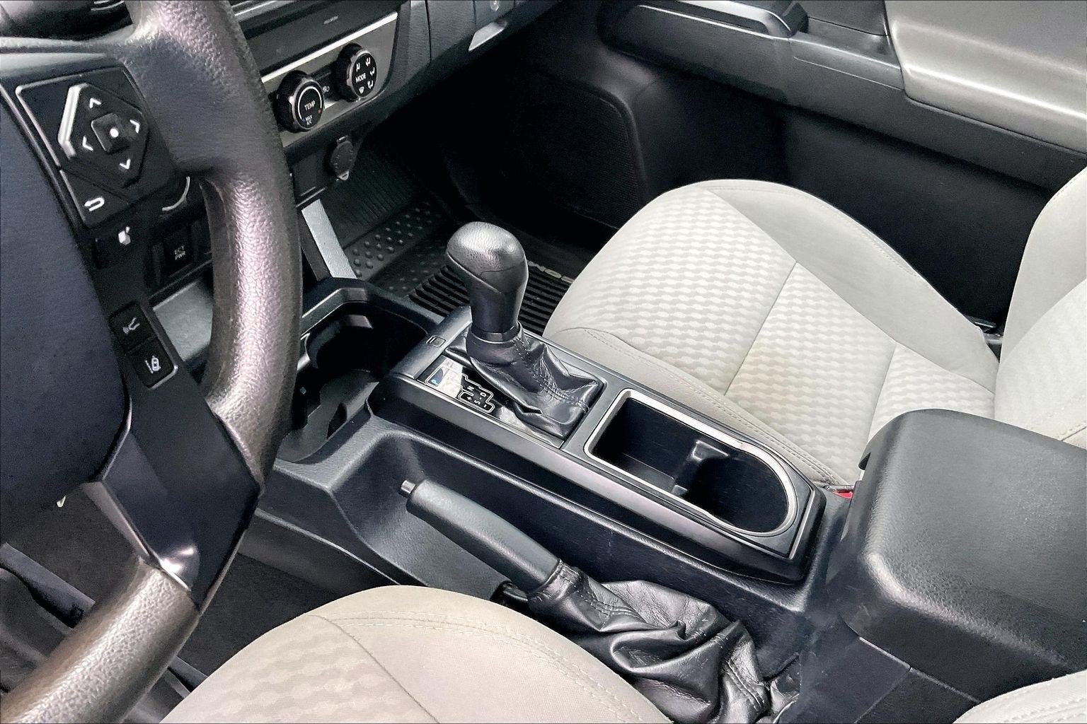 Used 2020 Toyota Tacoma SR AWD/4WD image 15