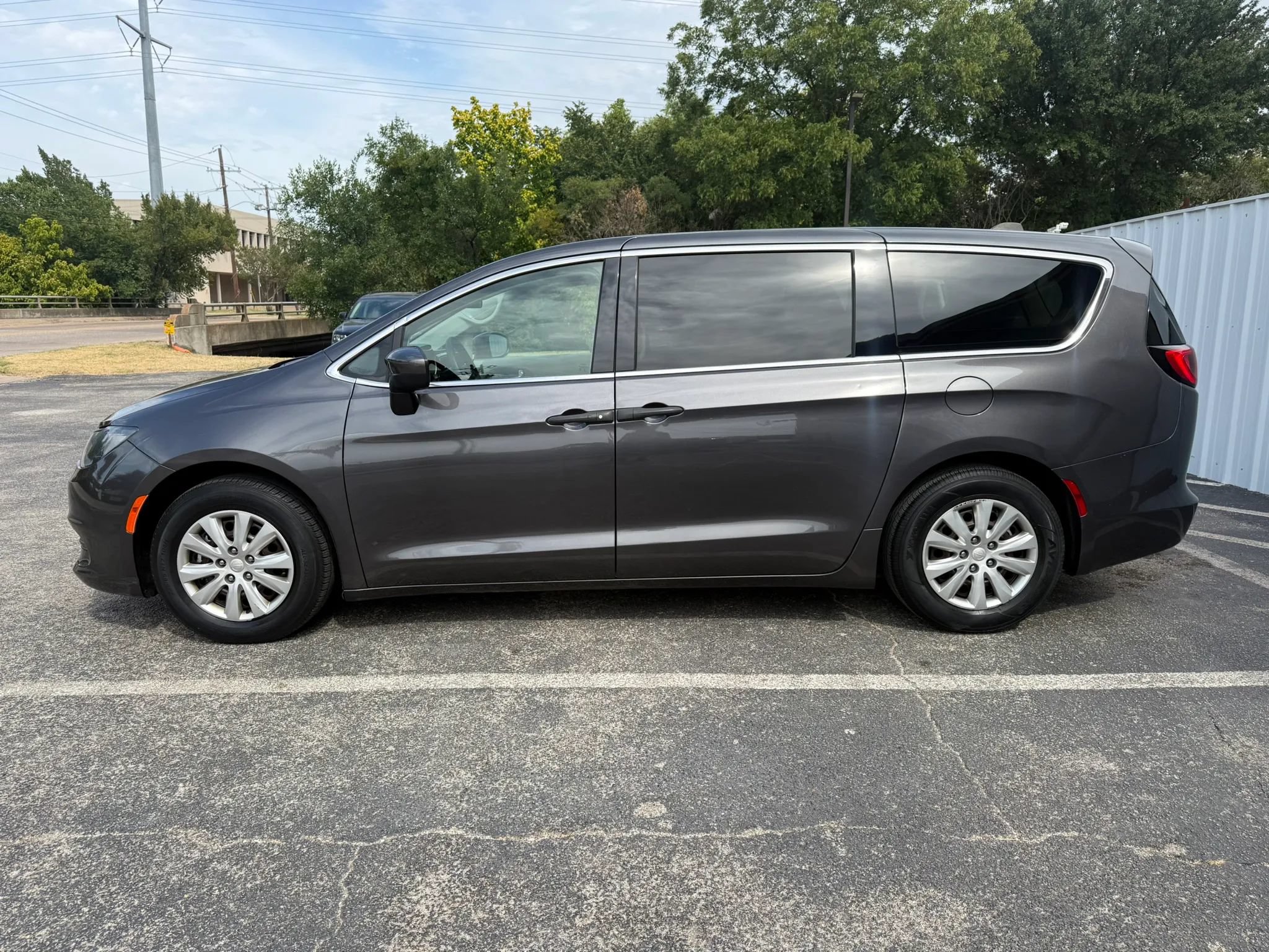 Used 2021 Chrysler Voyager L FWD image 2