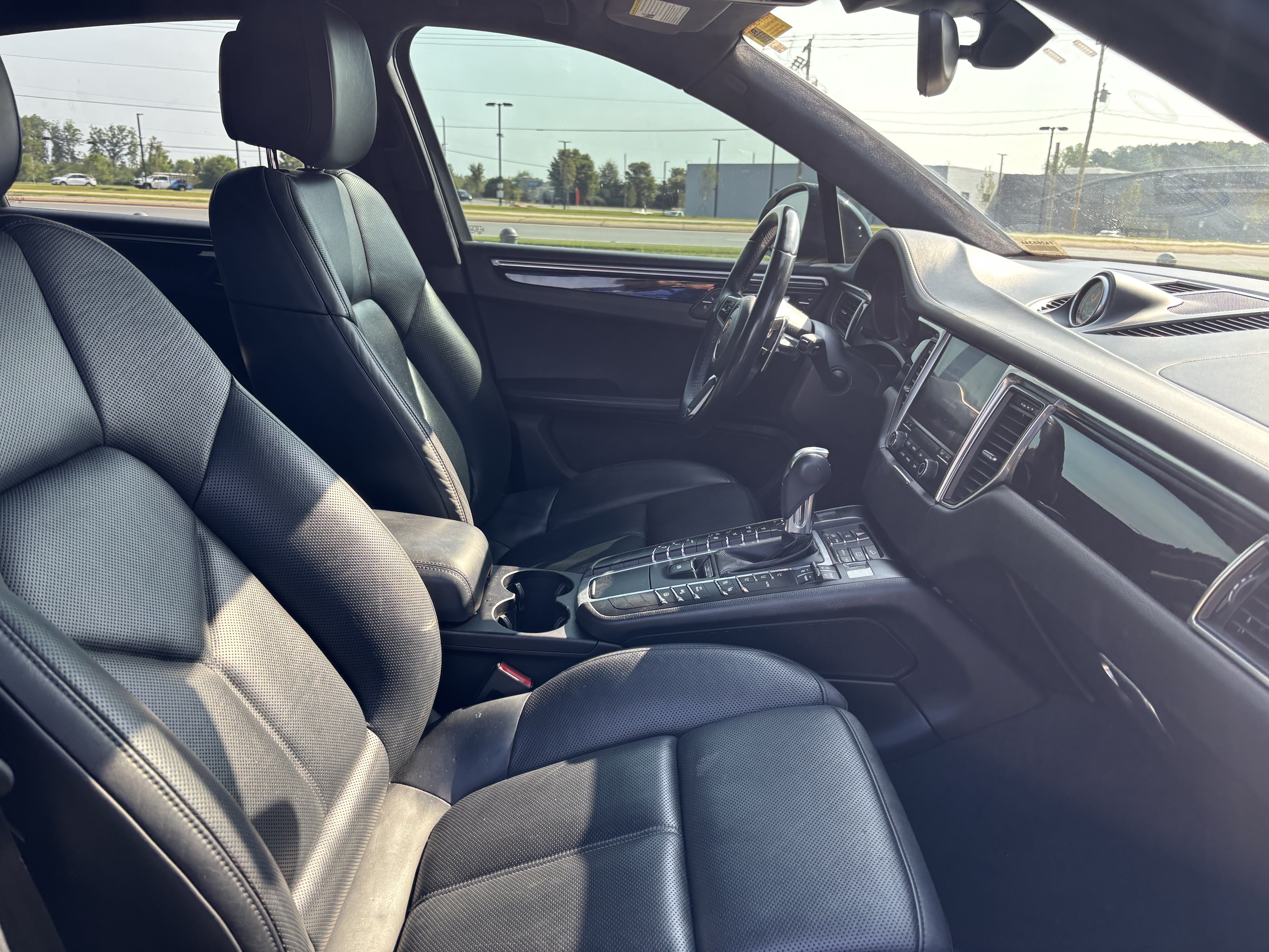 Used 2018 Porsche Macan Turbo AWD/4WD image 36