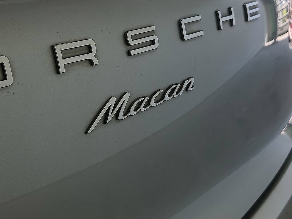 Used 2018 Porsche Macan AWD/4WD image 32