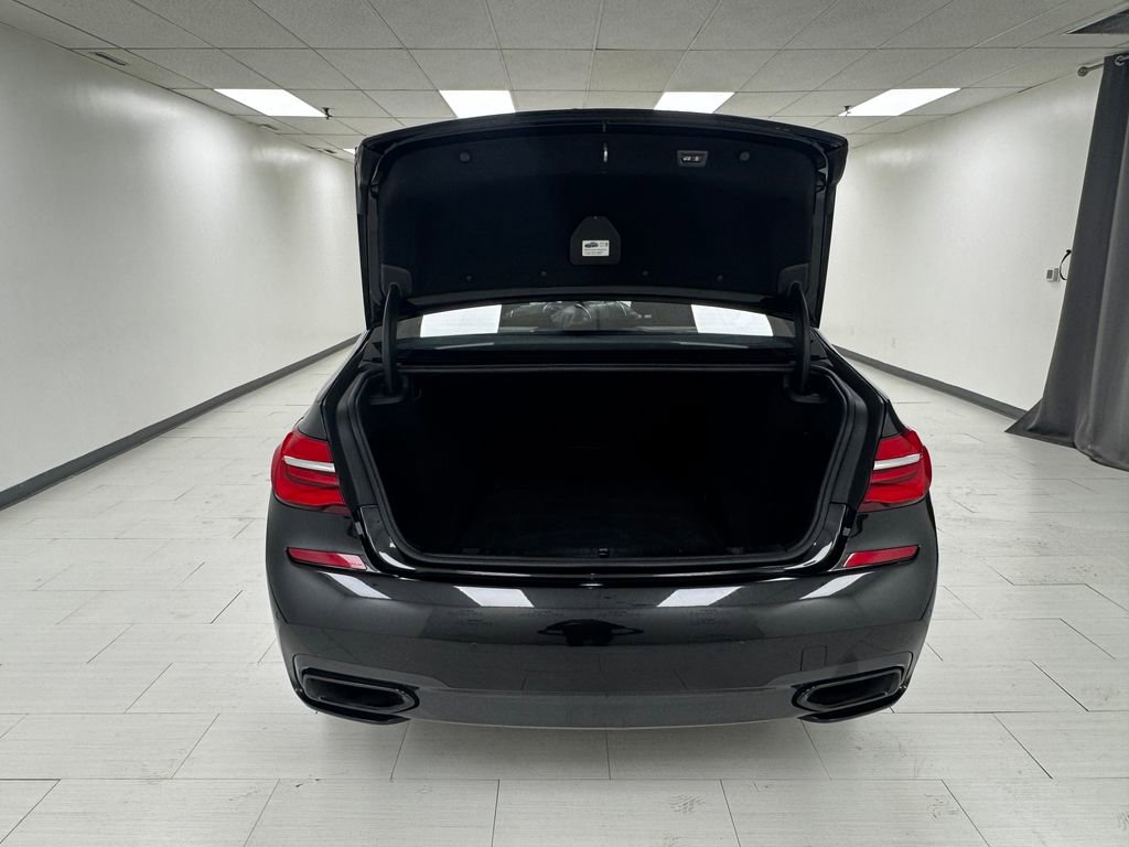 Used 2018 BMW 750i xDrive image 35