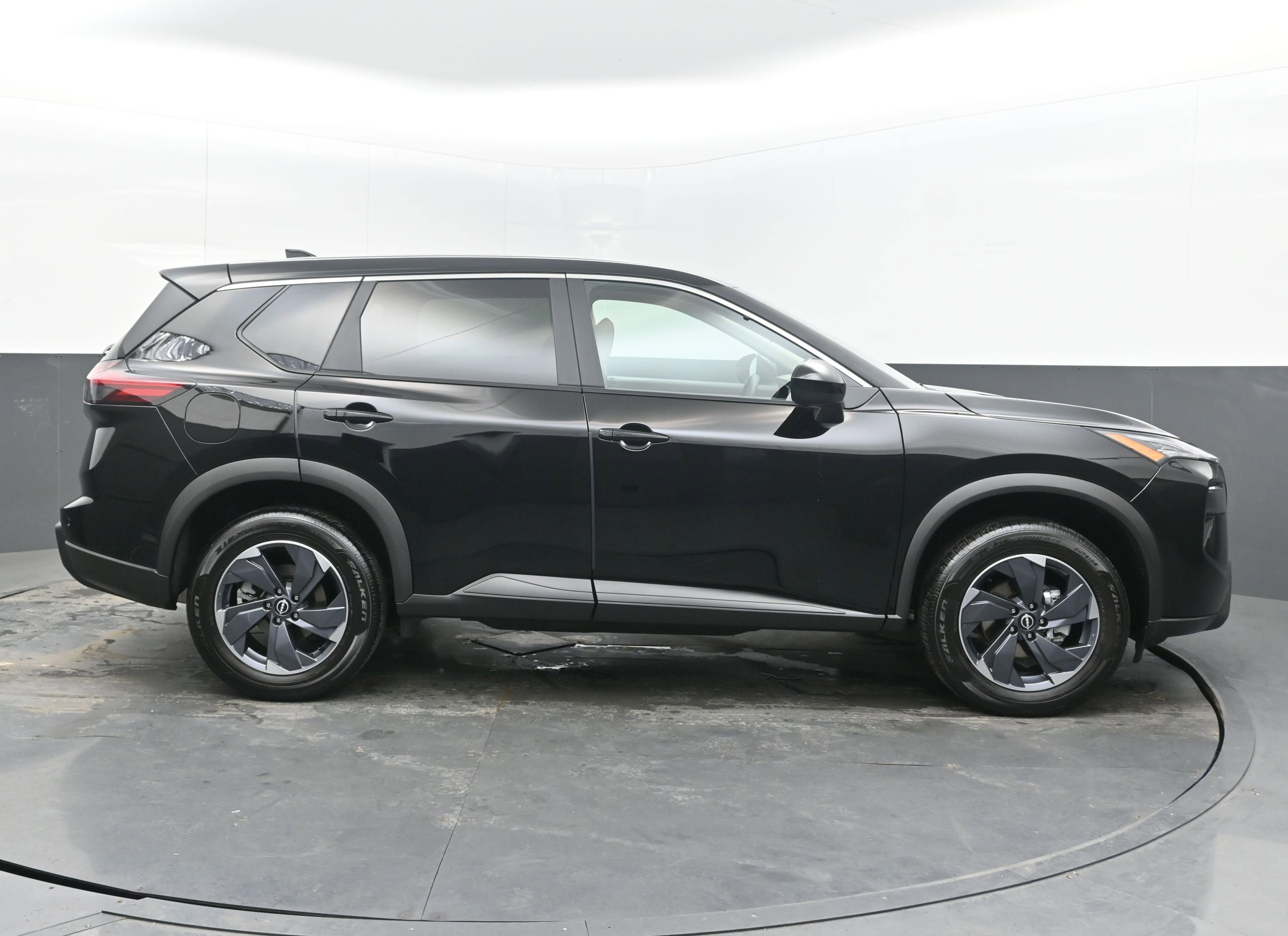 Used 2025 Nissan Rogue SV image 10