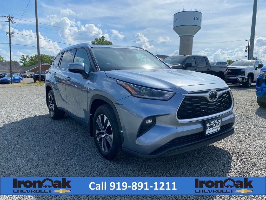 Used 2021 Toyota Highlander XLE image 1