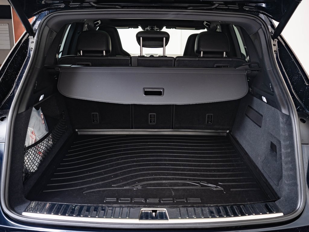 Used 2023 Porsche Cayenne Platinum Edition image 18